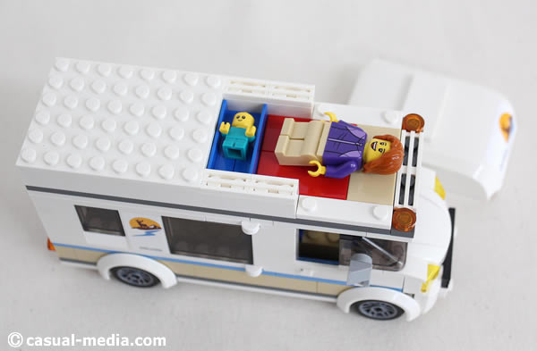 レゴ(LEGO) シティ ホリデーキャンピングカー 60283のバンクベッドには、赤ちゃんと大人が寝られる！
