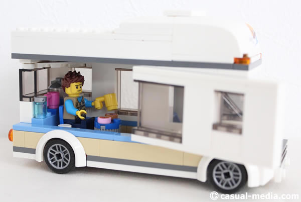 レゴ(LEGO) シティ ホリデーキャンピングカー 60283のサイドドアは、大きく開く！