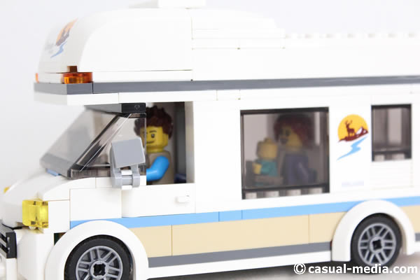 レゴ(LEGO) シティ ホリデーキャンピングカー 60283に家族で乗った様子